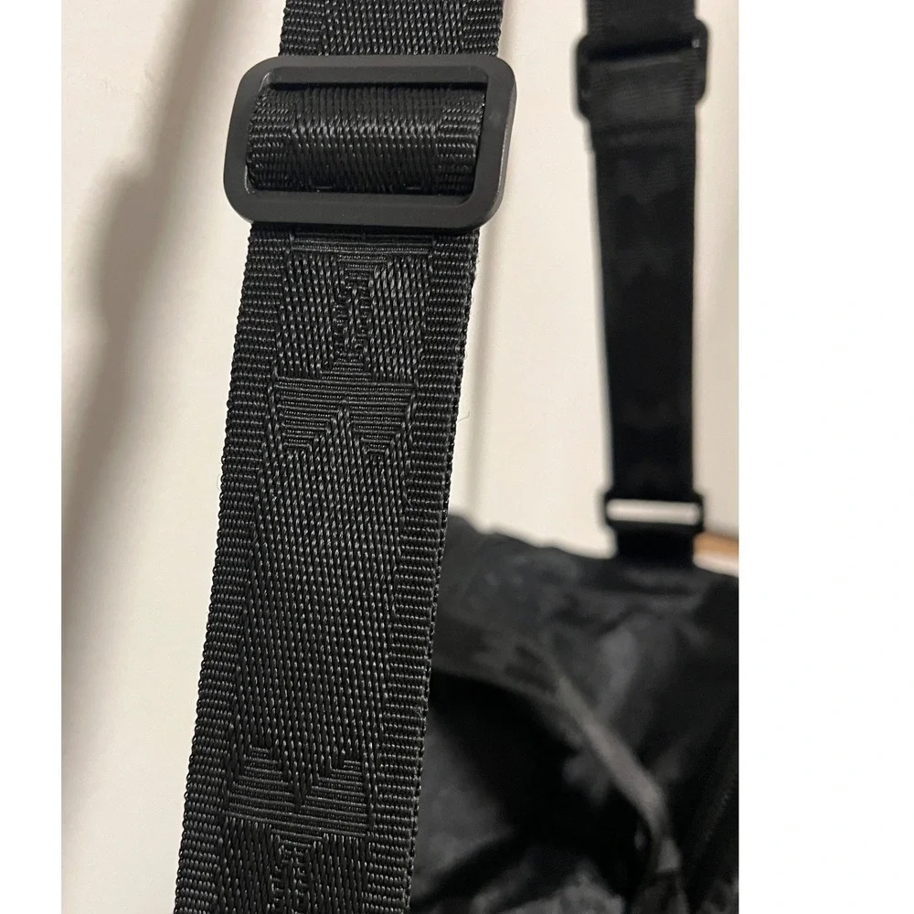 Under Armour Duffel Bag Unisex Small Black Pre-owned Honeycomb Ripstop Gym Bag